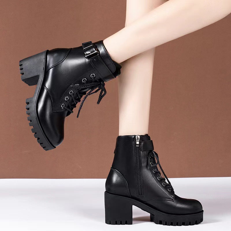 Damen nan Plateau-Schnürstiefelette aus Kunstleder mit profilierter Gummisohle und verstellbarem Schnallenriemen Nord Taschen