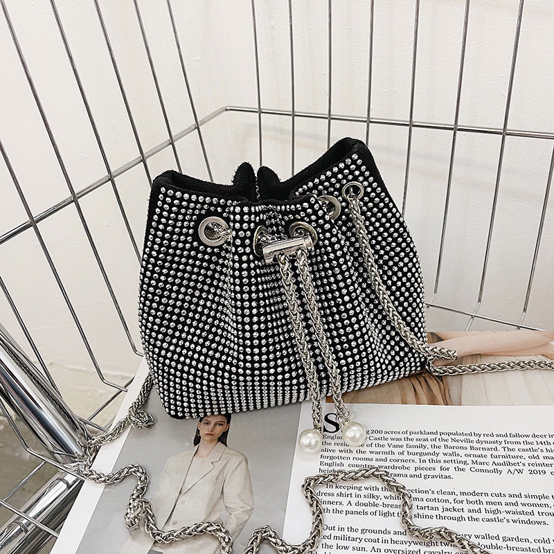 Damen Glitzernde Beuteltasche mit verspieltem Kettenriemen Nord Taschen