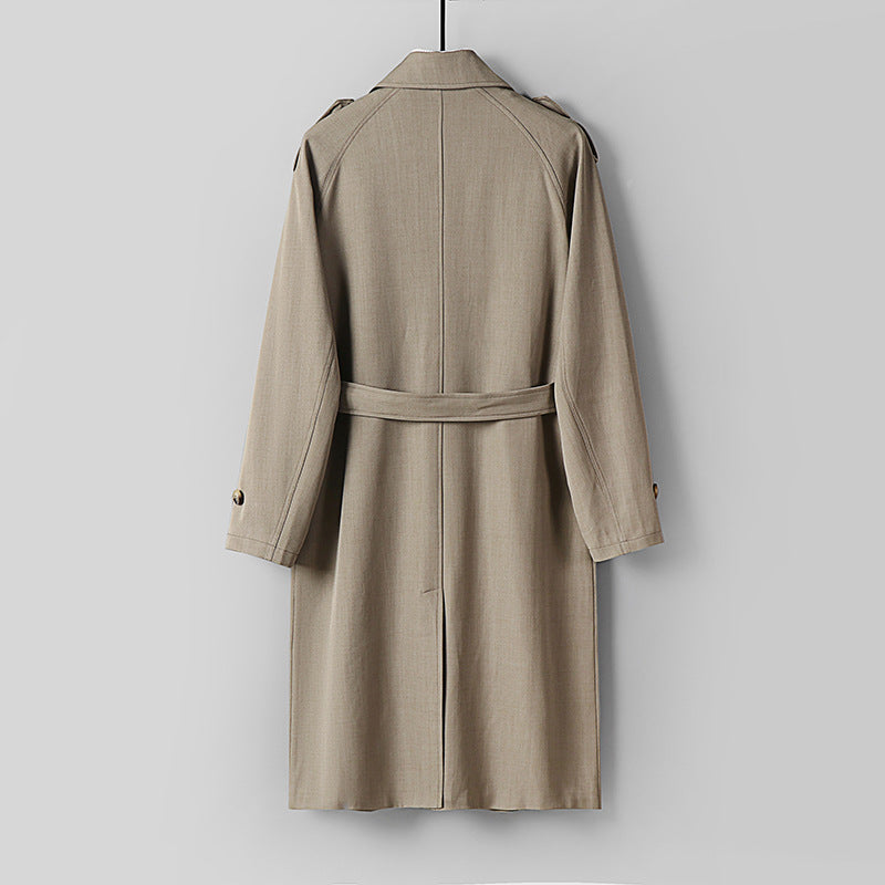 Herren Lang geschnittener Trenchcoat mit taillierendem Gürtel und dekorativen Schulterriegeln Nord Taschen