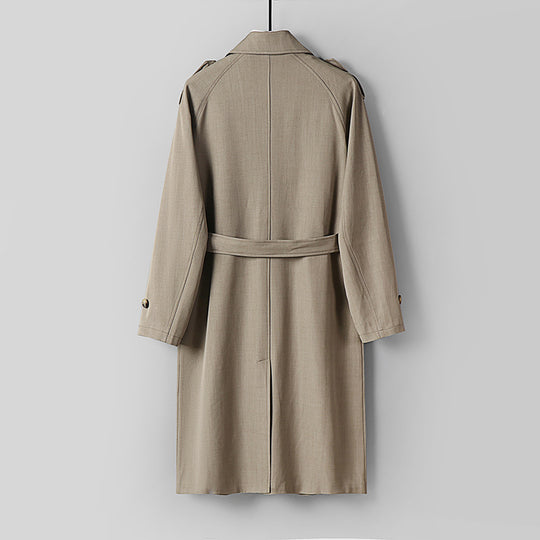 Herren Lang geschnittener Trenchcoat mit taillierendem Gürtel und dekorativen Schulterriegeln Nord Taschen