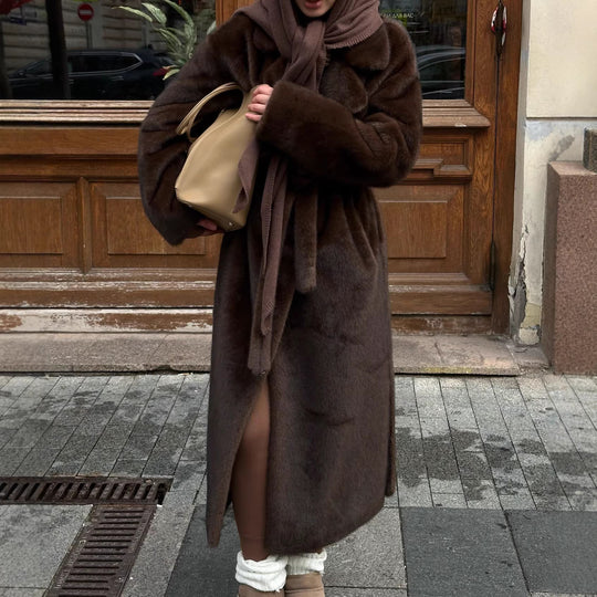 Damen eleganter langfloriger Kunstpelzmantel mit Kapuze und taillierter Silhouette Nord Taschen
