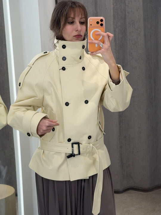 Damen Kurze doppeltknöpfte Trenchjacke mit hohem Stehkragen und Taillengürtel Nord Taschen
