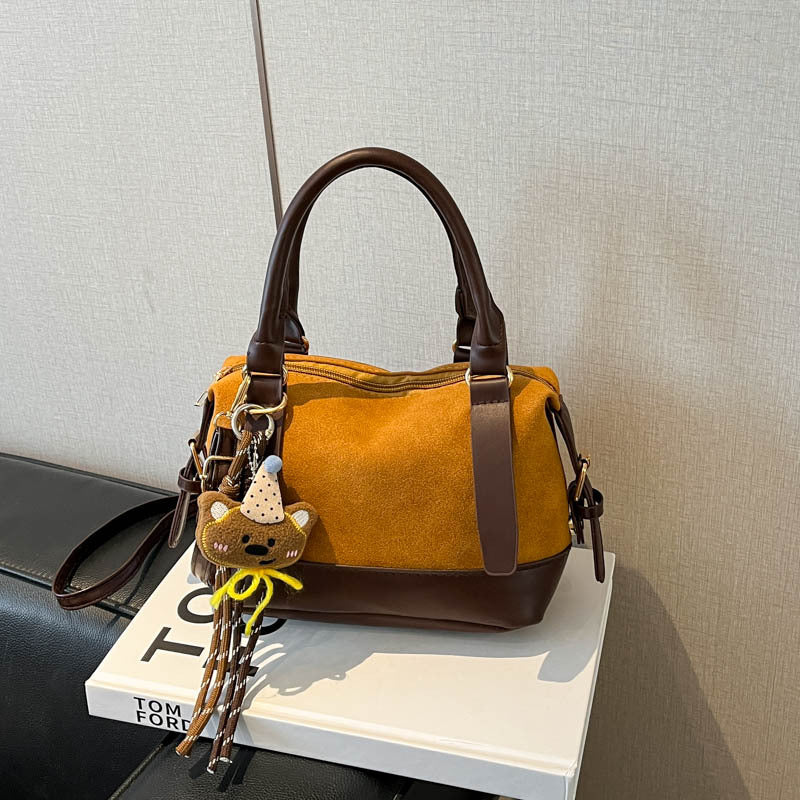 Damen Handtasche mit charmantem Tier-Anhänger und zwei Trageoptionen Nord Taschen