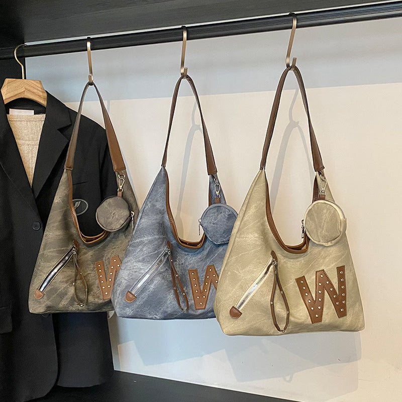 Damen Handtasche mit dekorativem Anhänger und praktischen Fächern Nord Taschen