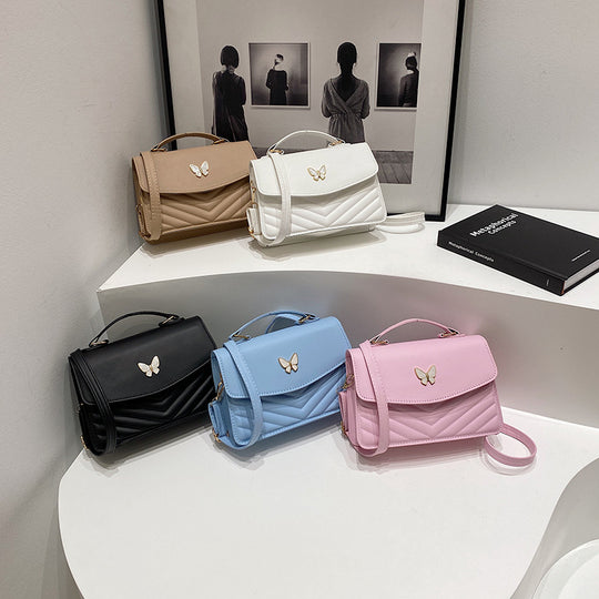Damen stilvolle Umhängetasche mit geflochtenem Design und Schmetterlingsanhänger Nord Taschen