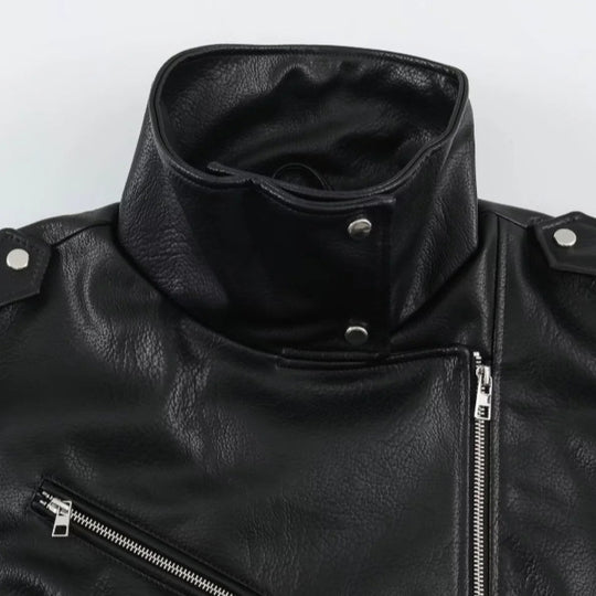 Damen Kurz geschnittene Bikerjacke aus Kunstleder mit asymmetrischem Reißverschluss, Stehkragen und Schulterklappen Nord Taschen
