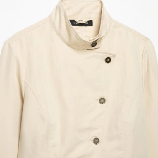 Damen Kurze taillierte Freizeitjacke im Blousonstil mit asymmetrischer Knopfreihe und Stehkragen Nord Taschen
