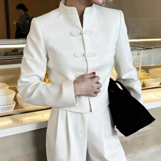 Damen Kurze Jacke im Mandarin‑Stil mit Stehkragen und dekorativen Froschverschlüssen Nord Taschen