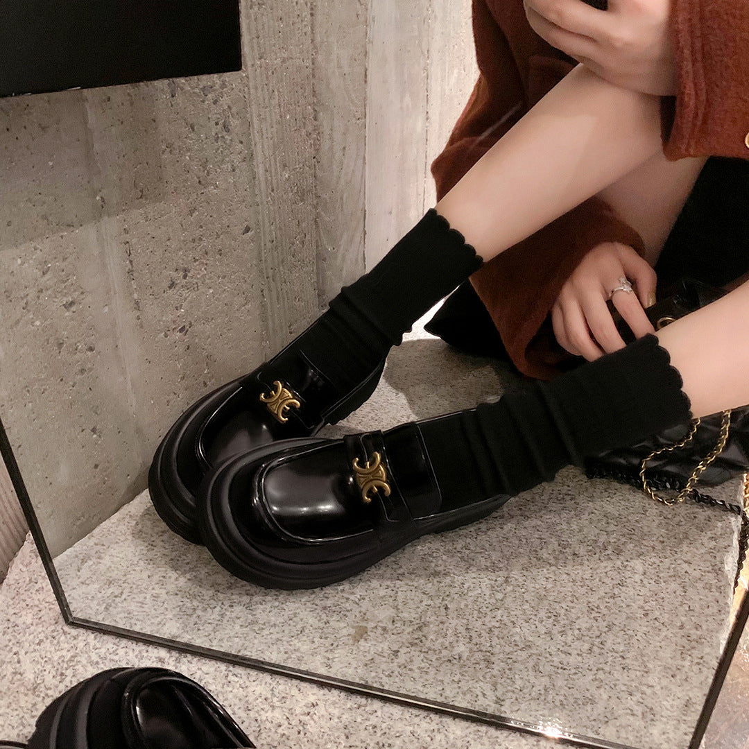 Damen Plateau-Loafer im Retro-Glanz mit markantem Zierriemen Nord Taschen