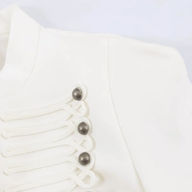 Damen Taillierter Cropped‑Blazer mit militärischer Galonverzierung und Stehkragen Nord Taschen