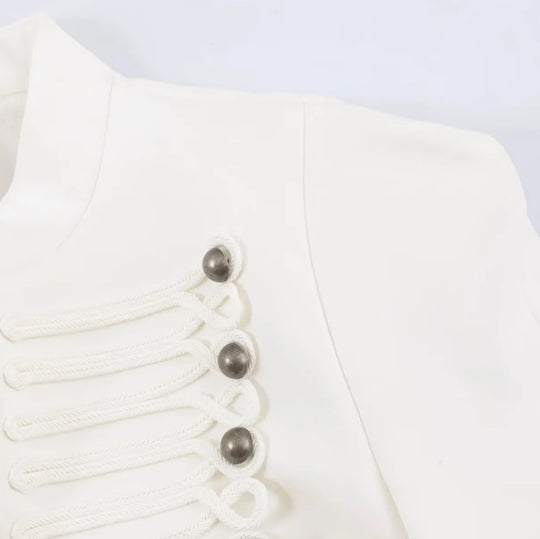 Damen Taillierter Cropped‑Blazer mit militärischer Galonverzierung und Stehkragen Nord Taschen