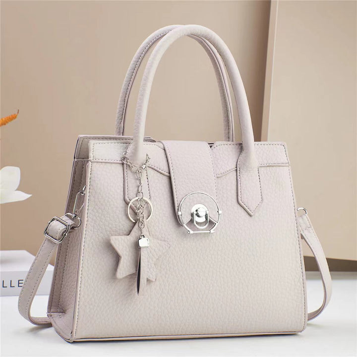 Damen elegante Handtasche mit modischem Anhänger Nord Taschen