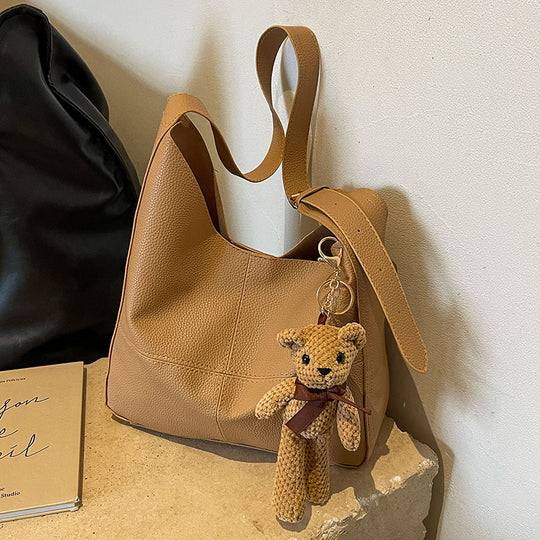 Damen Hobo-Tasche aus hochwertigem Kunstleder mit verspieltem Bärenanhänger Nord Taschen