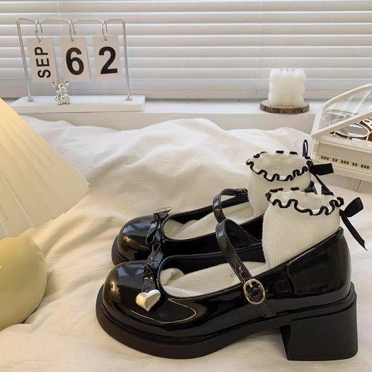 Damen Süße Mary Jane Schuhe mit herzförmigem Detail und dekorativem Rüschensocke
