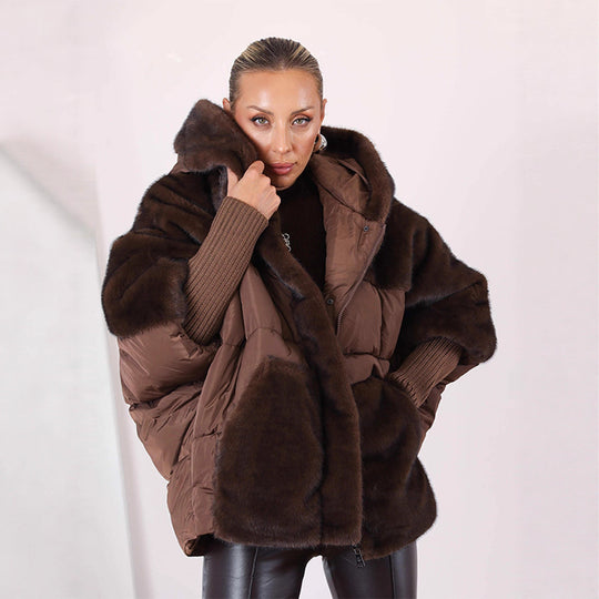 Damen Kurz geschnittene gesteppte Kapuzenjacke mit voluminösem Webpelzbesatz und Oversize‑Silhouette Nord Taschen