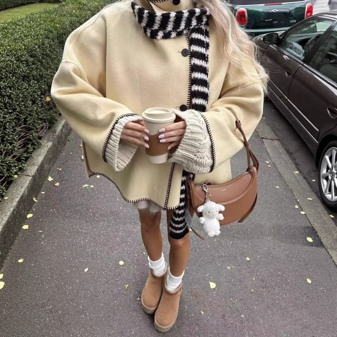 Damen Kurzer kastiger Mantel‑Cape mit Stehkragen und Kontrast‑Ziernaht Nord Taschen