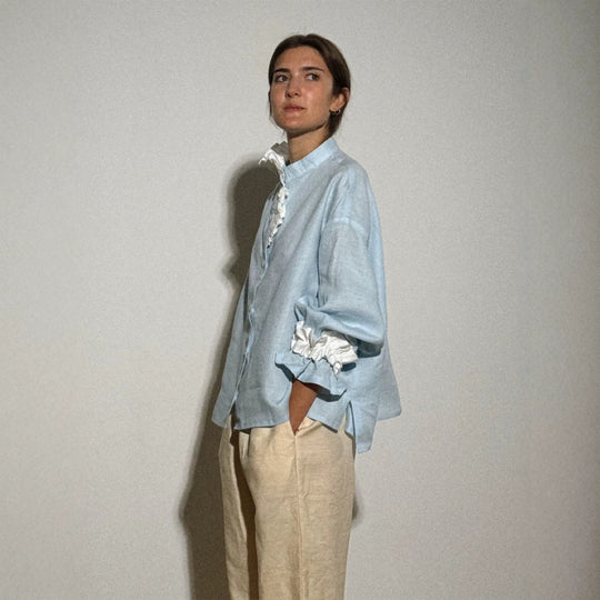 Damen Leichte Leinenbluse mit Stehkragen, oversizeder Silhouette und gerafften Manschetten Nord Taschen