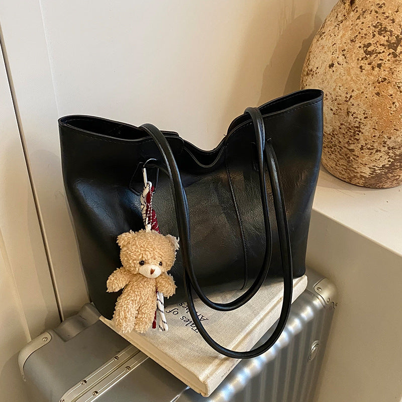 Damen Tasche mit eleganter Struktur und verspieltem Anhänger Nord Taschen
