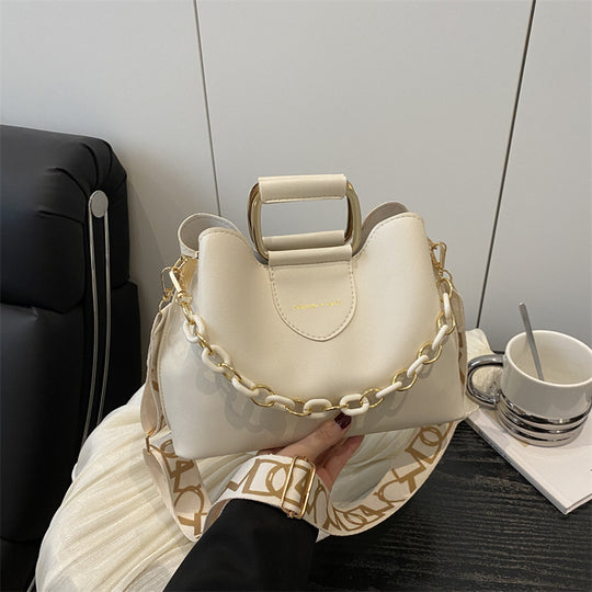 Damen stylische Handtasche mit Kettenakzenten Nord Taschen
