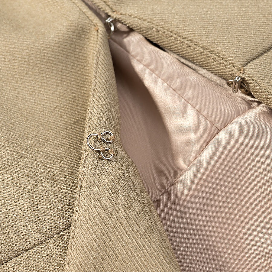Damen taillierter Kurzblazer mit geschwungener Hüft-Contour und Reißverschluss Nord Taschen