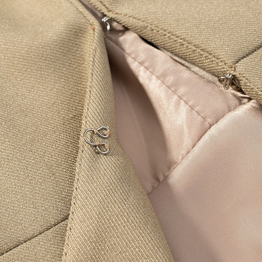 Damen taillierter Kurzblazer mit geschwungener Hüft-Contour und Reißverschluss Nord Taschen