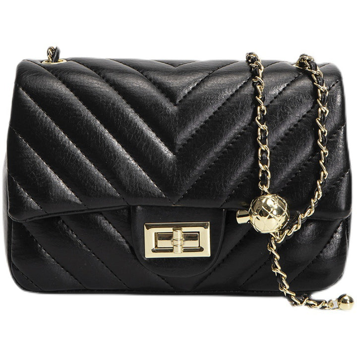 Damen Schultertasche mit elegantem Faltendesign und hochwertiger Kettenapplikation Nord Taschen