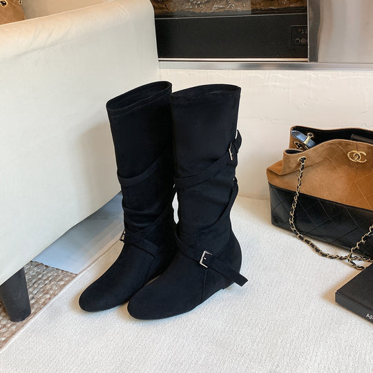 Damen Kniehohe Velourslederstiefel mit Wickelriemen und flachem Keilabsatz Nord Taschen
