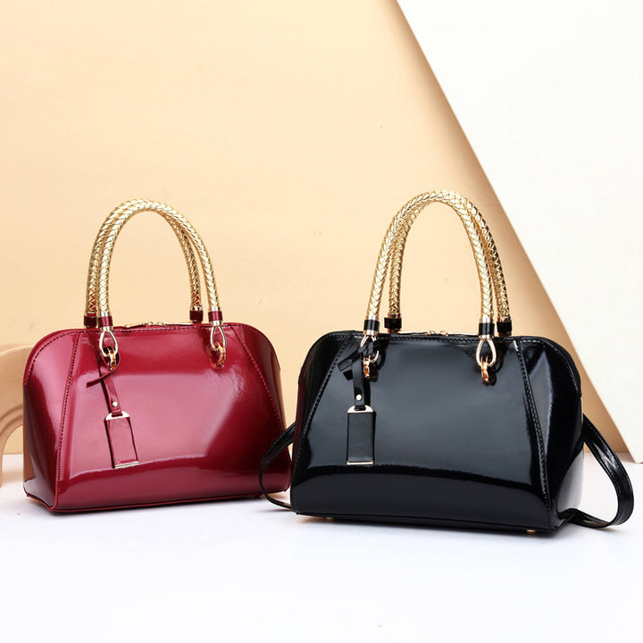 Damen elegante Handtasche mit strukturiertem Obermaterial und modischen Kettenakzenten Nord Taschen