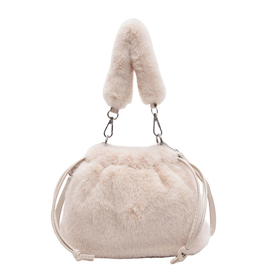 Damen Beuteltasche aus luxuriösem Kunstfell mit elegantem Tragegurt Nord Taschen