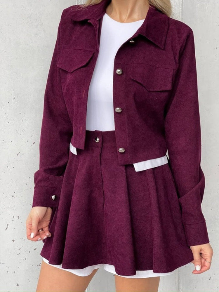 Damen kurzes Cordjacken- und Faltenrock-Set mit taillenhohem Faltenrock und cropped Hemdjacke Nord Taschen
