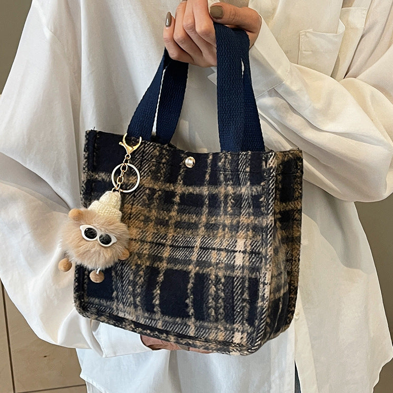 Damen Jute-Shopper Tasche mit stylisierten Karomuster und süßem Plüschanhänger Nord Taschen