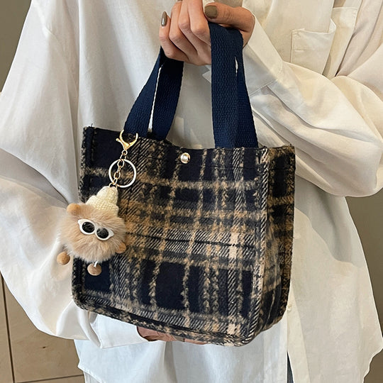 Damen Jute-Shopper Tasche mit stylisierten Karomuster und süßem Plüschanhänger Nord Taschen