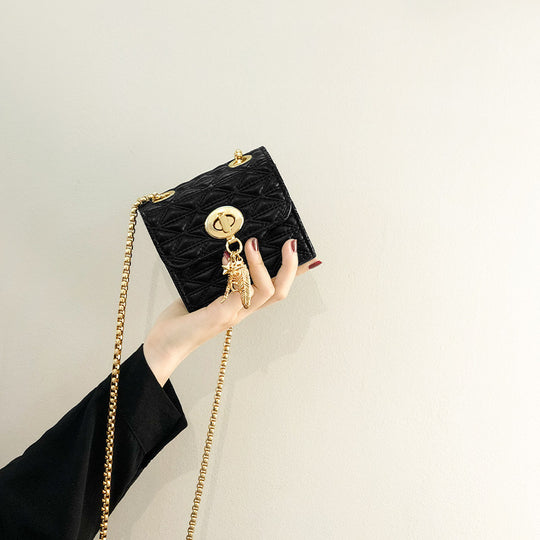 Damen Clutch mit eleganter Steppoptik und dekorativem Kettenriemen Nord Taschen