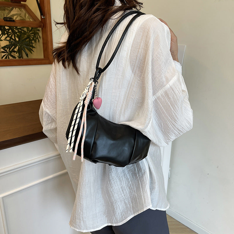 Damen Handtasche mit einzigartigem Kordelzugdesign und verspieltem Anhänger Nord Taschen