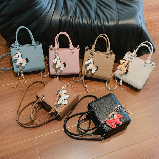 Damen Mini-Tasche mit tierischem Anhänger und modernem Krokodil-Look Nord Taschen