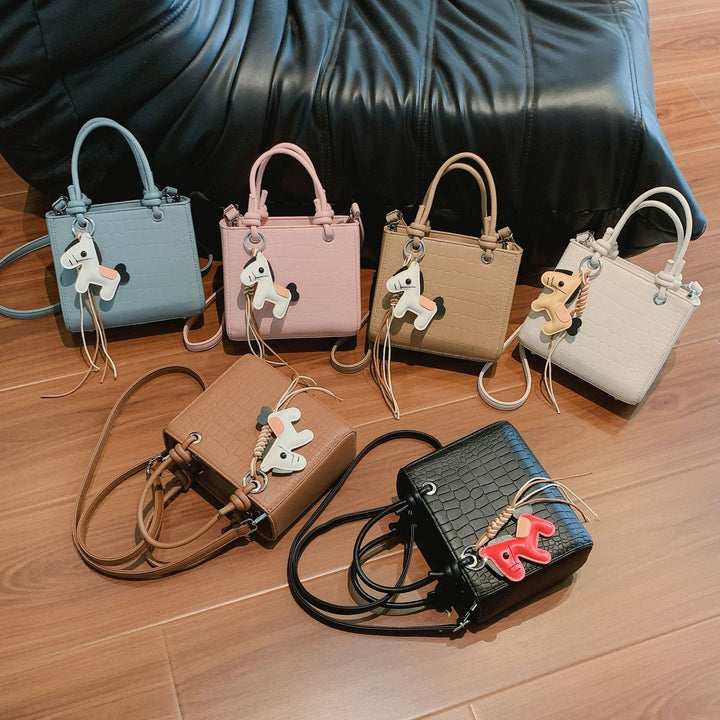 Damen Mini-Tasche mit tierischem Anhänger und modernem Krokodil-Look Nord Taschen
