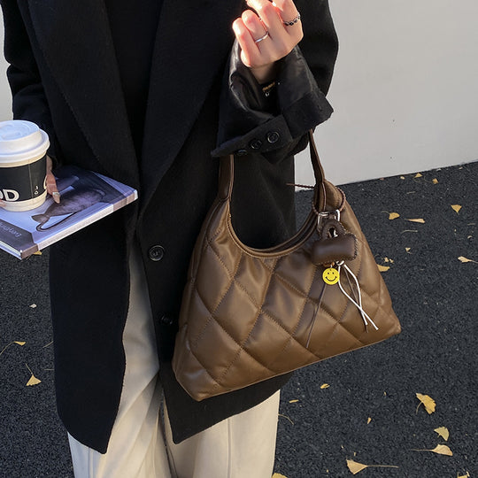 Damen Hobo-Tasche mit eleganter Steppung und charmantem Anhänger Nord Taschen