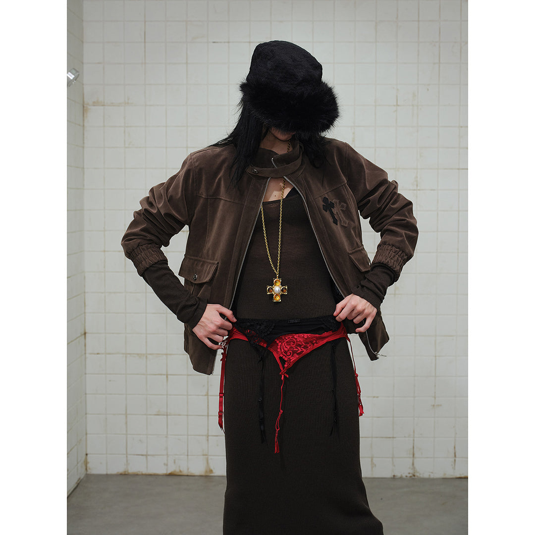 Herren Kurz geschnittener Velours‑Blousonjacke mit Funnelkragen, aufgesetzten Pattentaschen und Zierkreuz‑Applikation Nord Taschen