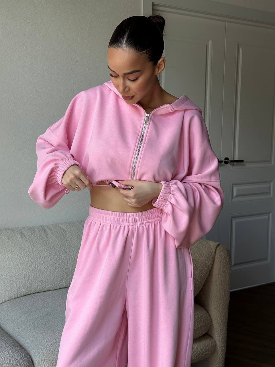 Damen cropped Kapuzen-Zipjacke mit Ballonärmeln und hochgeschnittener weiter Sweatpants-Set Nord Taschen