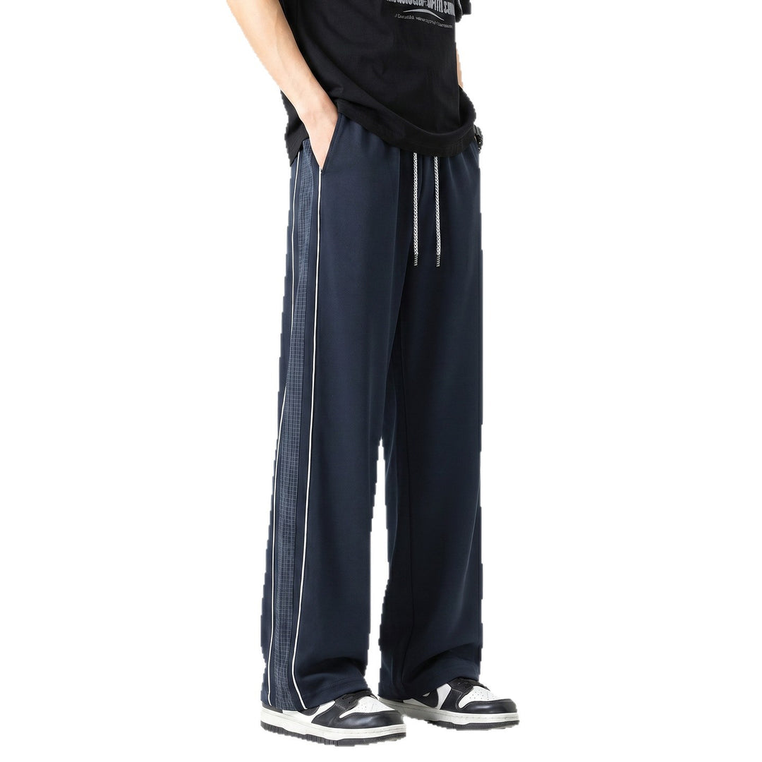 Herren Weite Trackhose im Oversize‑Schnitt mit Tunnelzug und seitlichem Karomuster‑Streifen Nord Taschen