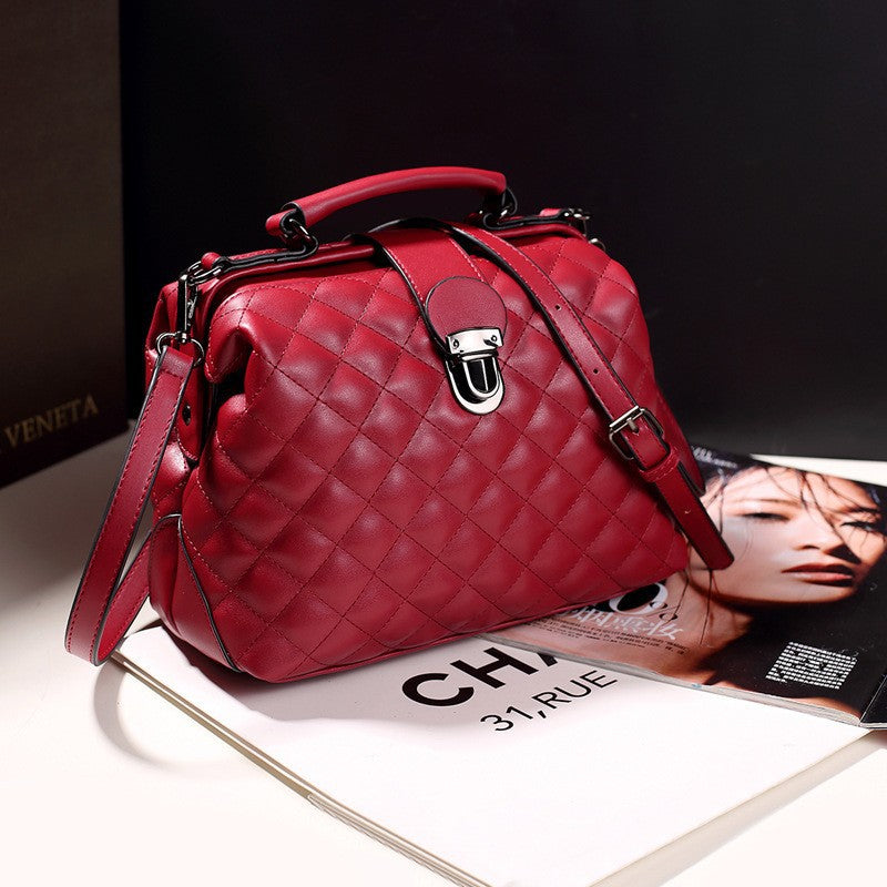 Damen Handtasche aus hochwertigem, gestepptem Kunstleder mit eleganter Schnalle Nord Taschen