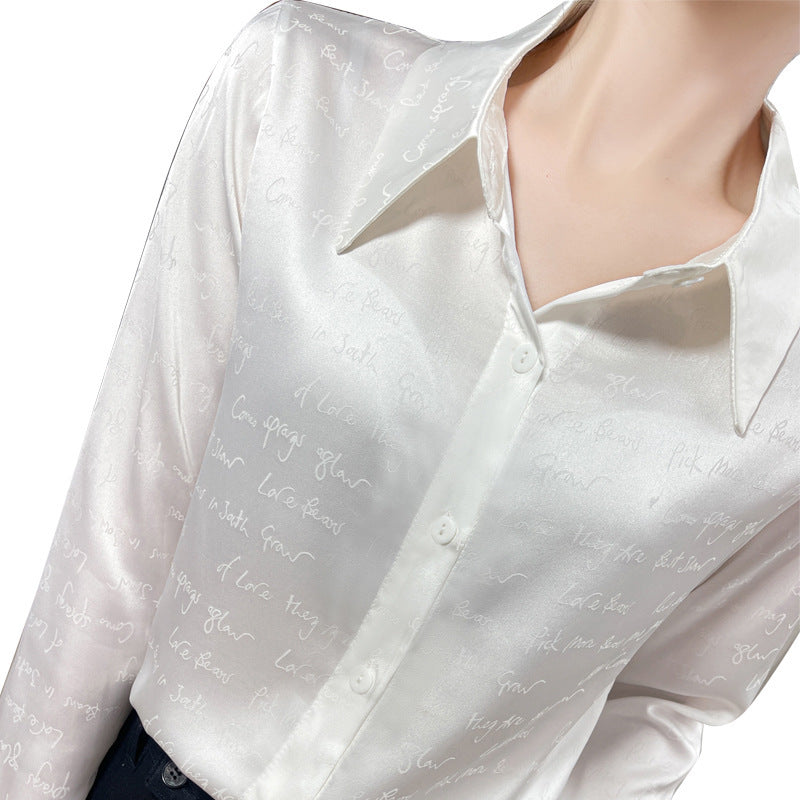 Damen Satinbluse mit zarter Jacquard‑Schrift, spitzem Hemdkragen und durchgehendem Knopfverschluss Nord Taschen
