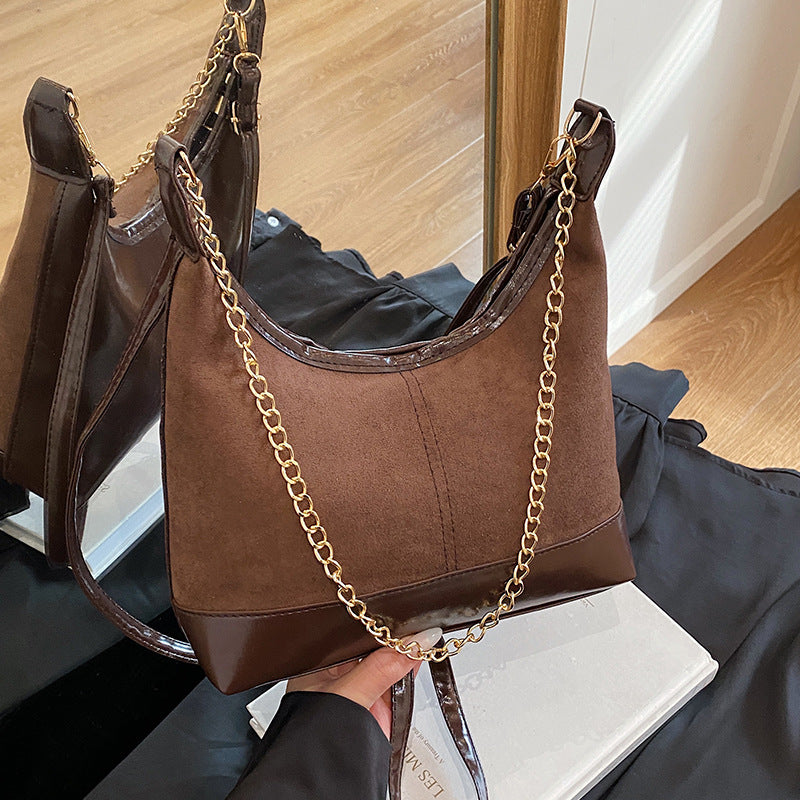 Damen Schultertasche mit luxuriösem Veloursleder und goldener Kettenverzierung Nord Taschen
