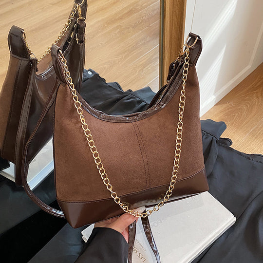 Damen Schultertasche mit luxuriösem Veloursleder und goldener Kettenverzierung Nord Taschen