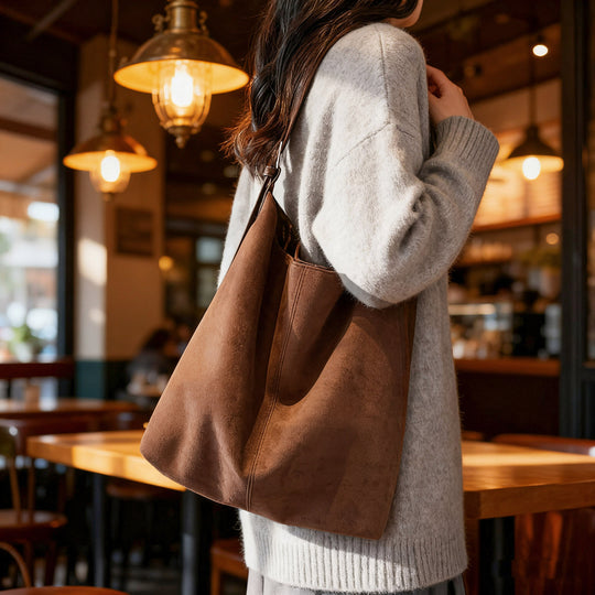 Damen Hobo-Tasche aus weichem Veloursleder mit geräumigem Innenraum und praktischem Tragegriff Nord Taschen