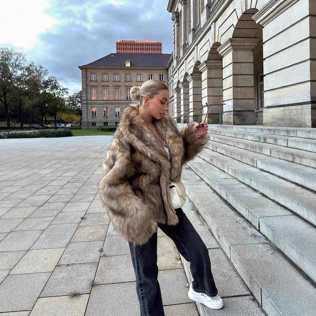 Damen Kurz geschnittene voluminöse Kunstpelzjacke mit Oversize‑Schalkragen Nord Taschen