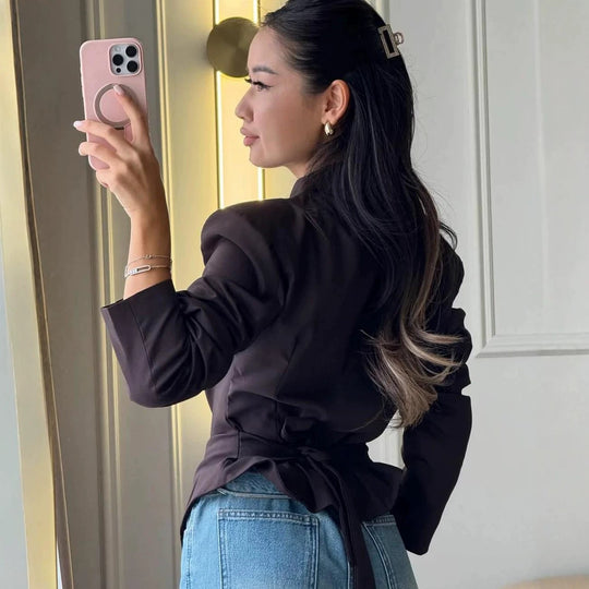 Damen Taillierter Blazer mit spitz zulaufendem Saum und tiefem V-Ausschnitt Nord Taschen