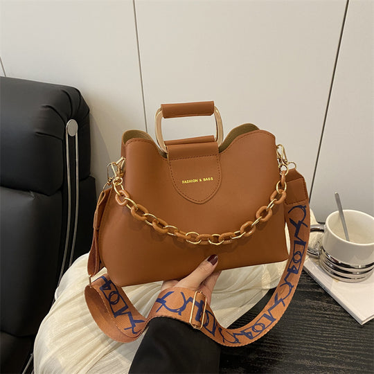 Damen stylische Handtasche mit Kettenakzenten Nord Taschen