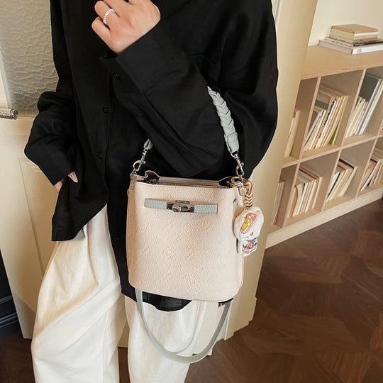 Damen Umhängetasche aus strukturiertem Kunstleder mit geflochtenem Schulterriemen Nord Taschen