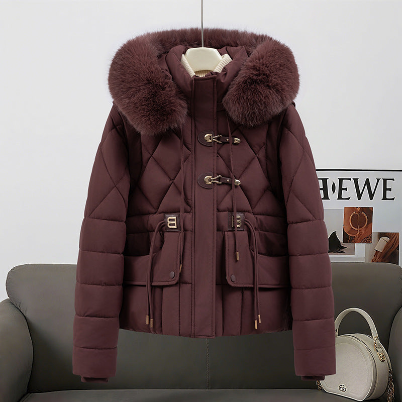 Damen nan kurze gesteppte Kapuzenjacke mit voluminösem Webpelzbesatz, Kordelzugtaillierung und Pattentaschen Nord Taschen